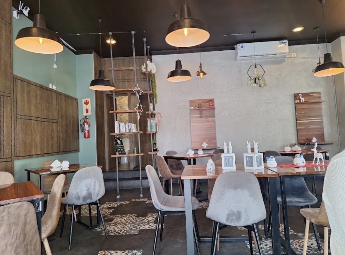 Interior acolhedor do Oak Café